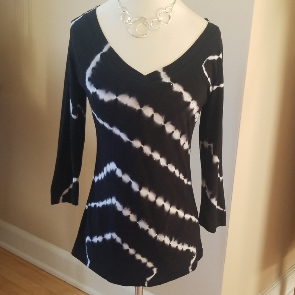 INC Black and white v-neck 🌟